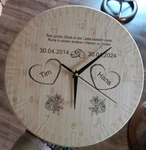 Wanduhr mit Gravur